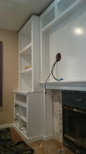 Fireplace wall unit with bookcases in white lacquer